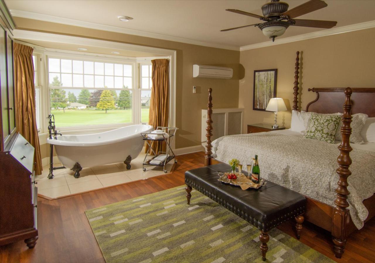 Crown Mansion Boutique Hotel & Villas Qualicum Beach Dış mekan fotoğraf